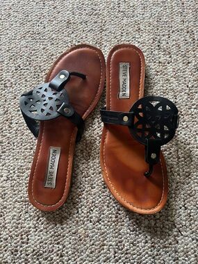 Steve Madden Black Leather Cutout Thong Sandals with Brown Footbed
